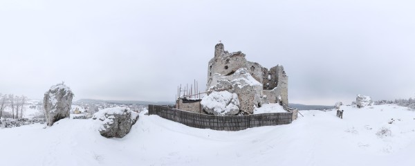 Zamek Mirów zimą